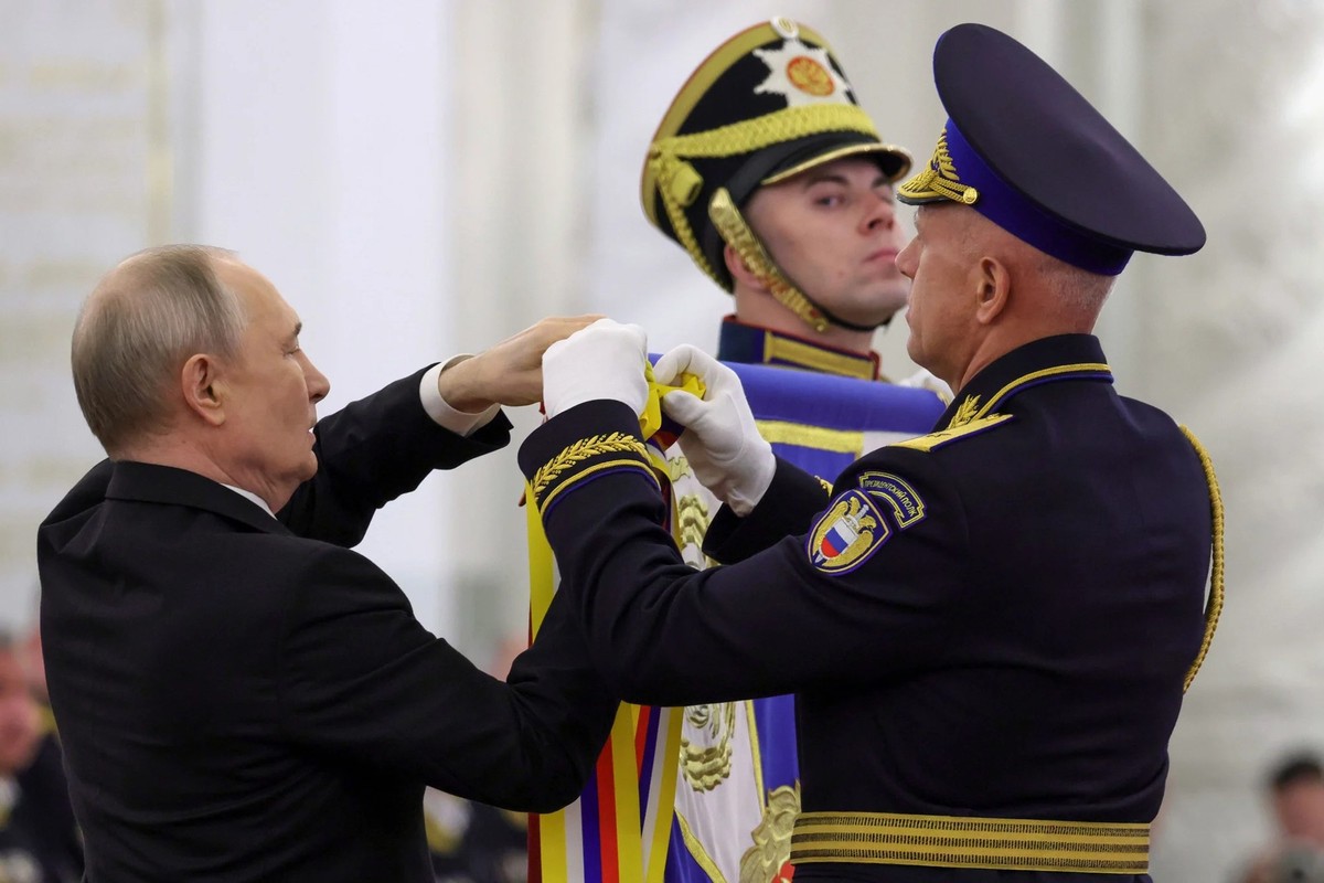 Le dirigeant russe Vladimir Poutine (à gauche), ici lors d'une cérémonie de remise de décorations de la Garde présidentielle russe au Kremlin.