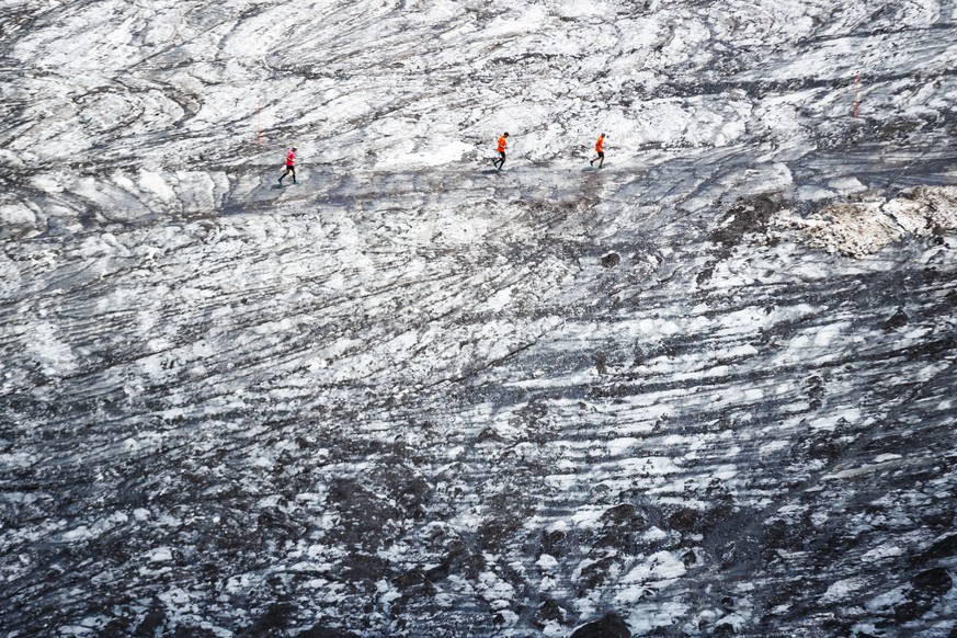 ARCHIV -- ZUM SDA-TEXT VOM DIENSTAG, 16. OKTOBER 2018, UEBER DEN ZUSTAND DER GLETSCHER NACH DEM HITZESOMMER, STELLEN WIR IHNEN FOLGENDES BILDMATERIAL ZUR VERFUEGUNG --Participants race on the Tsanfleu ...