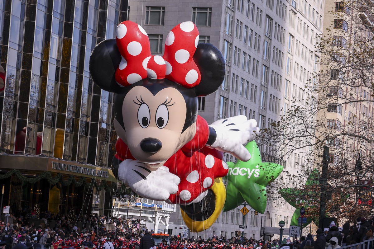 epa12552749 Disneys Minnie Mouse balloon floats down Central Park West during the 99th annual Macy's Thanksgiving Day Parade in New York, New York, USA, 27 November 2025. EPA/SARAH YENESEL