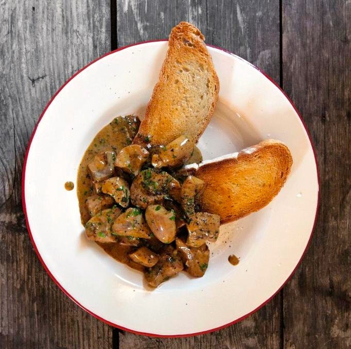 deviled pig's kidneys on toast nieren schwein innereien https://www.rivercottage.net/recipes/devilled-kidneys