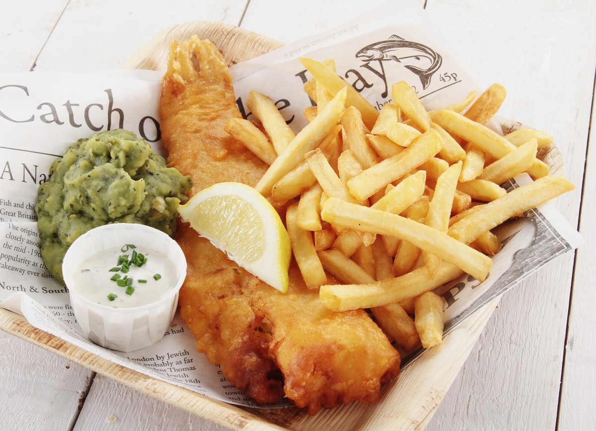 classic fish and chips with tartare and mushy peas erbsen fisch englisch britisch essen food