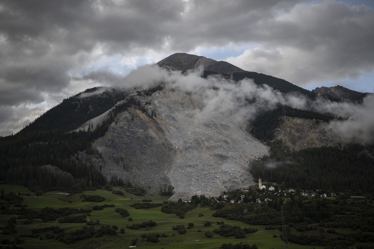 am Dienstag, 23. September 2025, in Brienz. Das Dorf Brienz ist seit Monaten von einem Bergsturz bedroht. Die Bewohner sind daher evakuiert. Bis Ende September koennen sie sich fuer eine vorsorgliche  ...