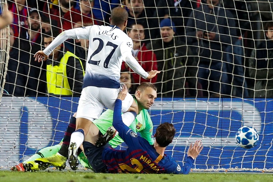 epa07224727 Tottenham Hotspur&#039;s winger Lucas Moura (L) scores the 1-1 against FC Barcelona&#039;s goalkeeper Jasper Cillessen (C) during the UEFA Champions League group B match between FC Barcelo ...