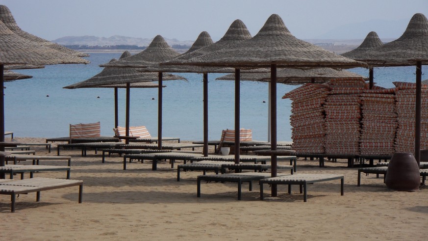 Leerer Hotelstrand im ägyptischen Badeort Hurghada (23.03.2016).