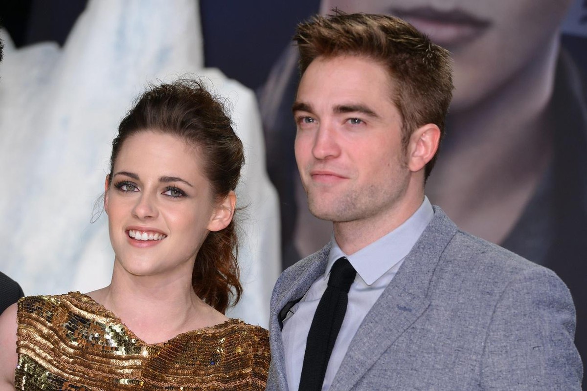 epa03474235 US actress/cast member Kristen Stewart (L) and British actor/cast member Robert Pattinson arrive for the premiere of 'The Twilight Saga: Breaking Dawn - Part 2' in Berlin, German ...