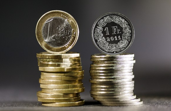 ARCHIVBILD - EURO UEBERSCHREITET ZUM ERSTEN MAL SEIT JANUAR 2015 DIE MARKE VON 1,15 FRANKEN - Coins of 1 Euro (left) and coins of 1 Swiss Franc (right), pictured on July 21, 2011. (KEYSTONE/Martin Rue ...