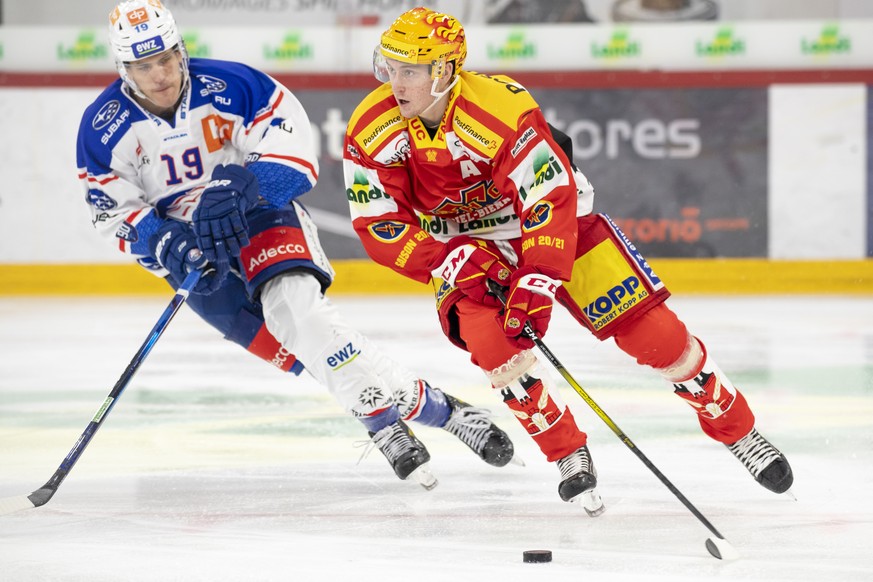 Biels PostFinance Top Scorer Janis Jerome Moser, rechts, kaempft um den Puck gegen Lions Reto Schaeppi, links, waehrend dem Meisterschaftsspiel der National League zwischen dem EHC Biel und den ZSC Li ...