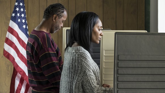 Zwei US-Bürger in einem Wahllokal.