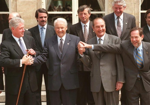 Eine lange Politiker-Karriere: Juncker (zweite Reihe, Mitte) mit US-Präsident Bill Clinton, Russlands Präsident Boris Jelzin, Frankreichs Präsident Jacques Chirac und Nato-Generalsekretär Javier Solan ...
