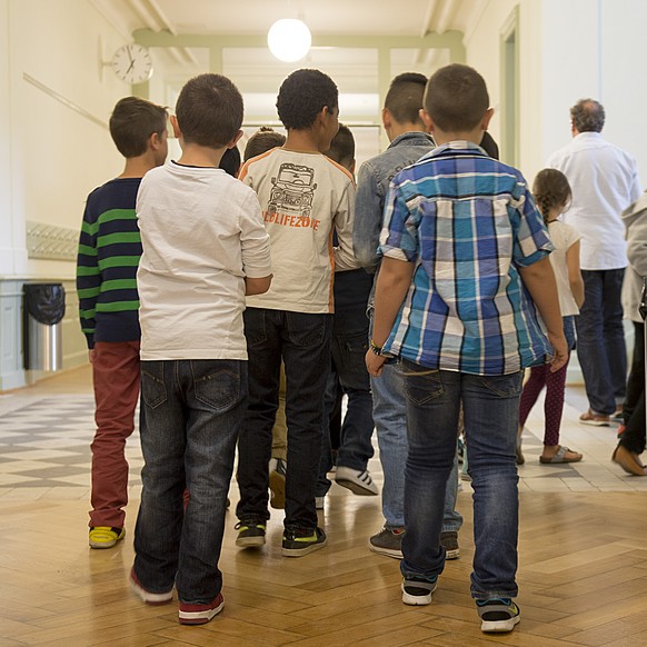 Schueler im Gang des Blaesi-Schulhauses in Basel am Montag, 18. August 2014. Wie in fast allen Kantonen der Schweiz dauert die Primarschule neu sechs Jahre. (KEYSTONE/Georgios Kefalas)