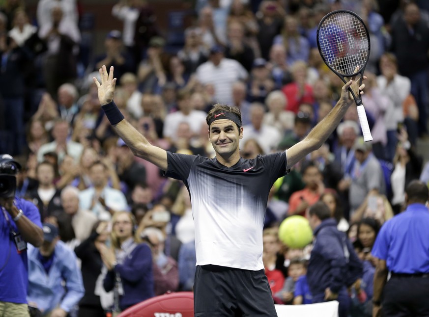 Roger Federer, of Switzerland, gestures to the crowd after defeating Feliciano Lopez, of Spain, during the U.S. Open tennis tournament in New York, Saturday, Sept. 2, 2017. (AP Photo/Seth Wenig)