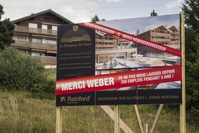 Nicht alle waren begeistert von der Initiative: Ein Immoblilienunternehmer klagt auf seinem Plakat Initiator Franz Weber an.