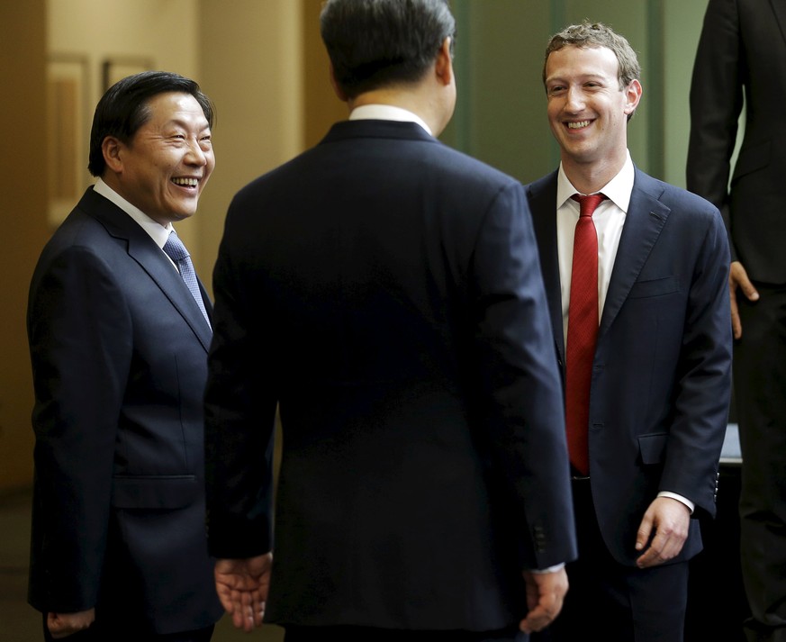 Chinese President Xi Jinping (C) talks with Facebook Chief Executive Mark Zuckerberg (R) as China&#039;s top Internet regulator Lu Wei (L) looks on, during a gathering of CEOs and other executives at  ...