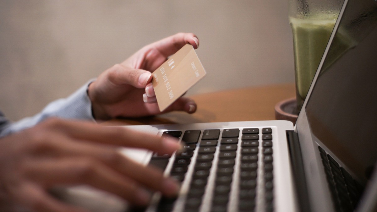 Online Shopping, Laptop und Kreditkarte, Black Friday