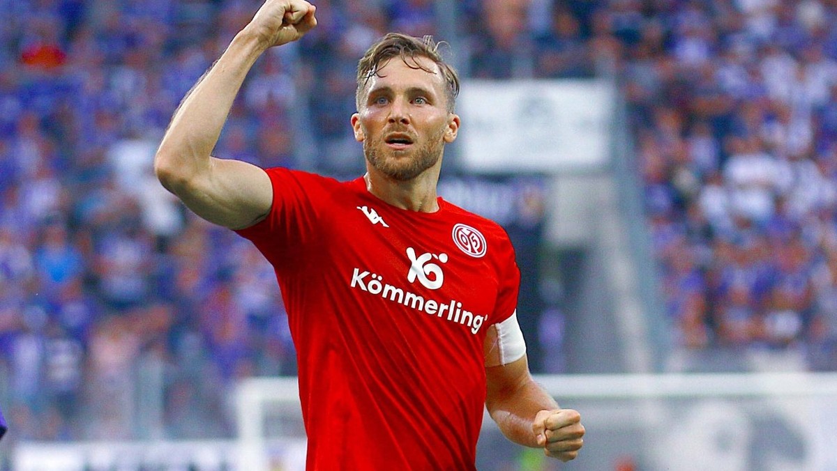 IMAGO / Kruczynski

In Jubelpose: Silvan Widmer (Mainz) Fußball DFB-Pokal 2022/23 / 1.Runde Erzgebirge Aue - 1.FSV Mainz 05 0:3 am 31.7.2022 DFB-Pokal Erzgebirge Aue - FSV Mainz 05 *** In jubilant pos ...