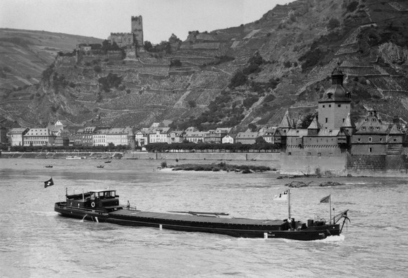 In den 1920er-Jahren hielt der Dieselmotor Einzug in die Rheinschifffahrt: Gütermotorschiff «Säntis» bei Kaub mit der Burg Pfalzgrafenstein (unten) und der Burg Gutenfels (oben) im Hintergrund, 1929.
 ...