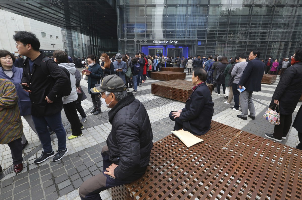 Shareholders of Samsung Electronics Co. wait for attending the company's annual general meeting in front of a company's office building in Seoul, South Korea, Wednesday, March 20, 2019. (AP  ...