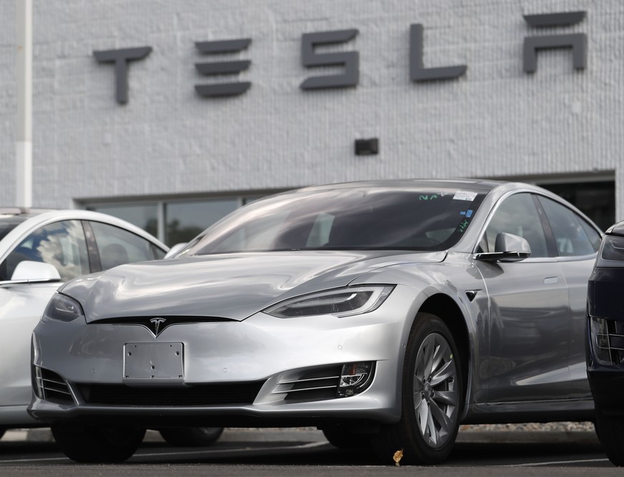 CORRECTS TO TESLA MODEL S FROM TESTLA MODEL 3 - FILE - This July 8, 2018, file photo shows Tesla 2018 Model S sedans sitting on display outside a Tesla showroom in Littleton, Colo. The U.S. government ...