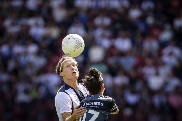 Silvan Wallner (FCZ) (links) kaempft um den Ball mit Fabian Rohner (FCW) (rechts) im Fussball Meisterschaftsspiel der Swiss Super League zwischen FC Zuerich, FCZ, und dem FC Winterthur, FCW, am Sonnta ...