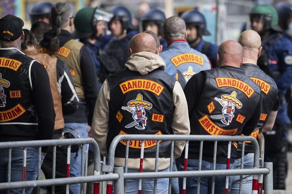 Mitglieder der Bandidos stehen vor dem Gerichtsgebaeude, waehrend dem Prozess um die Auseinandersetzung der Motorradclubs Hells Angels und Bandidos, am Montag, 30. Mai 2022, in Bern. (KEYSTONE/Stringe ...