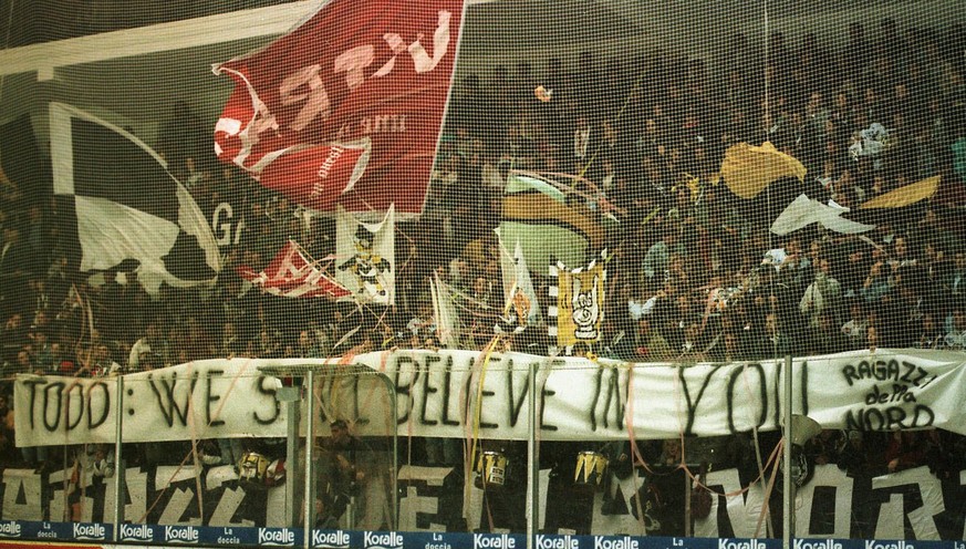 Mit dem Transparent &#039;Todd: We still believe in you&#039; begruessten die Fans des HC Lugano in der Nordkurve der Luganeser Resega-Eishalle am Samstag abend, 25. Oktober 1997, &#039;ihren&#039; ka ...