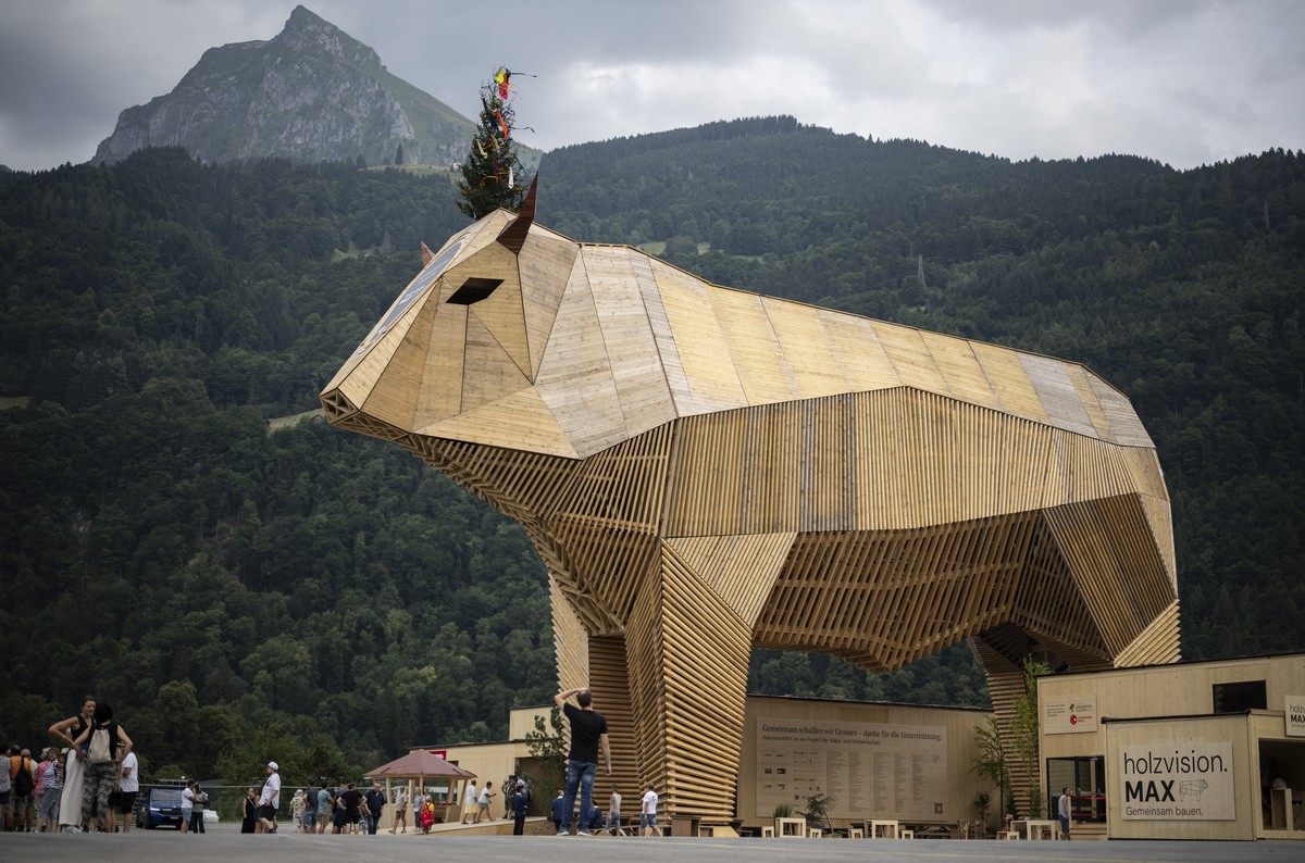 Muni Max und der Gabentempel des Eidgenoessischen Schwing- und Aelplerfestes 2025 Glarnerland+, am Freitag, 15. August 2025, in Mollis. (KEYSTONE/Gian Ehrenzeller)