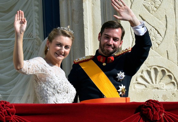 022529_ Princess Stephanie of Luxembourg and Hereditary Grand Duke Guillaume of Luxembourg wave to the crowds from the balcony of the Grand-Ducal Palace following their wedding in Luxembourg, Luxembou ...