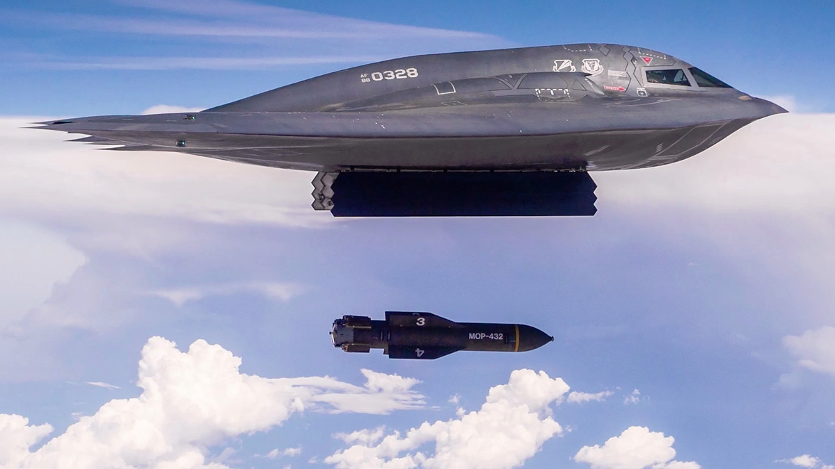 La GBU-57, une ogive de 13 tonnes capable de s'enfoncer à des dizaines de mètres de profondeur avant d'exploser, manque à Israël pour achever son but de guerre affiché: empêcher la construct ...