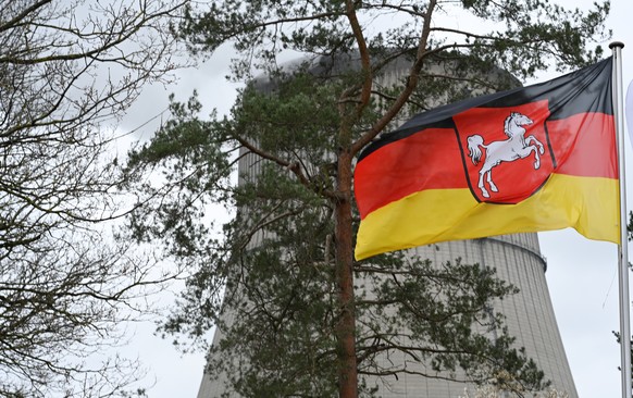 15.04.2023, Niedersachsen, Lingen: Einen Deutschland-Flagge weht vorm K