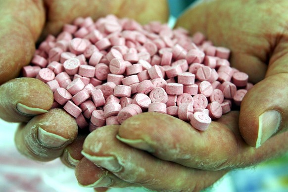Die Kantonspolizei Zuerich praesentiert am Freitag, 11. Juli 2003, einen Teil der zwei Tage zuvor im Bezirk Pfaeffikon sichergestellten 11,5 Kilogramm Ecstasy-Tabletten. Die Fahnder stellten zudem 600 ...
