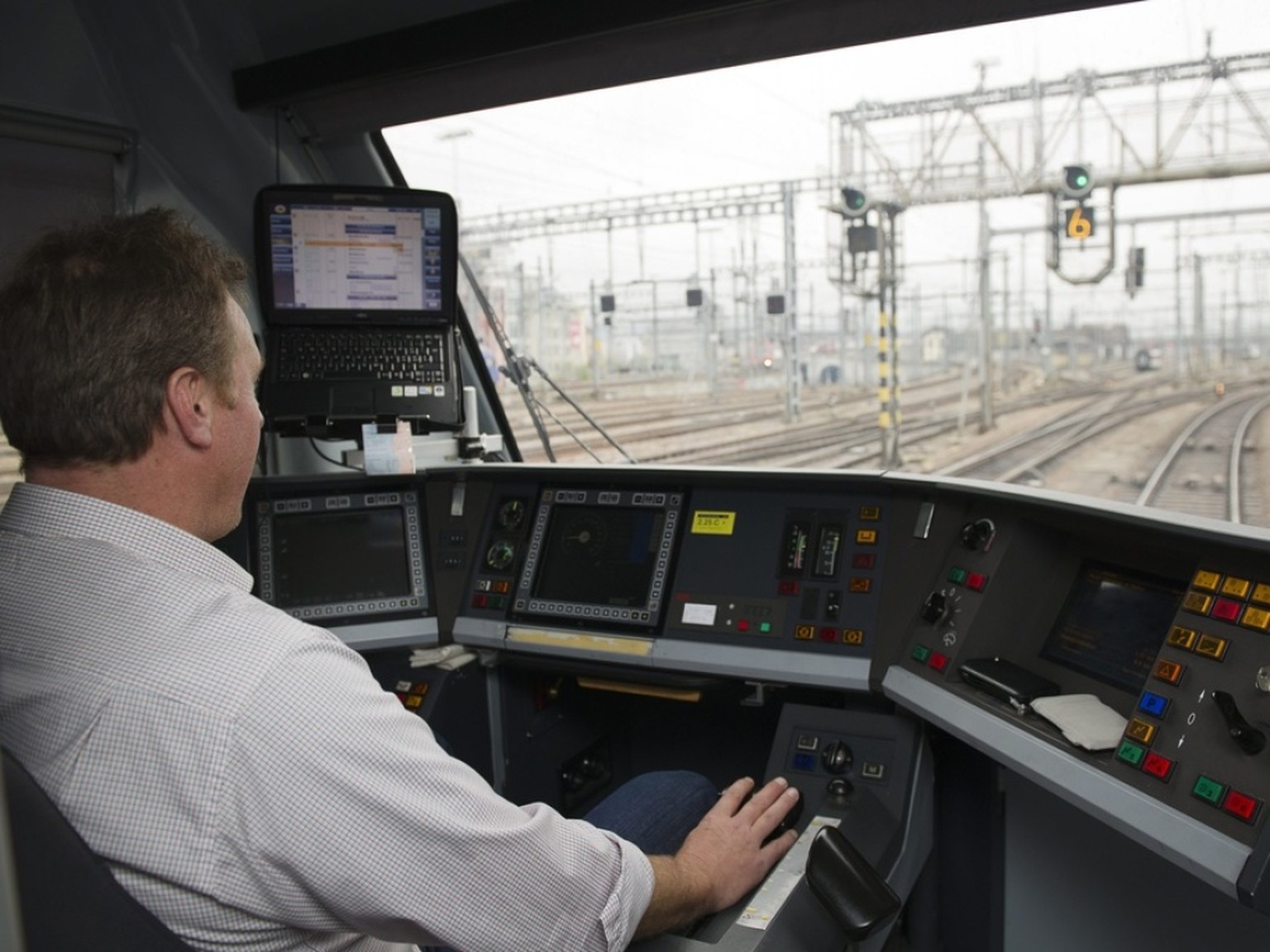 Der SBB fehlen pro Tag rund 30 Lokführer. Deshalb wirbt die Bahn mit einer gross angelegten Kampagne für Quereinsteiger und höherem Ausbildungslohn. (Symbolbild)