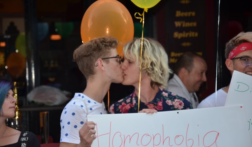 Kiss-In vor dem Nelson Pub