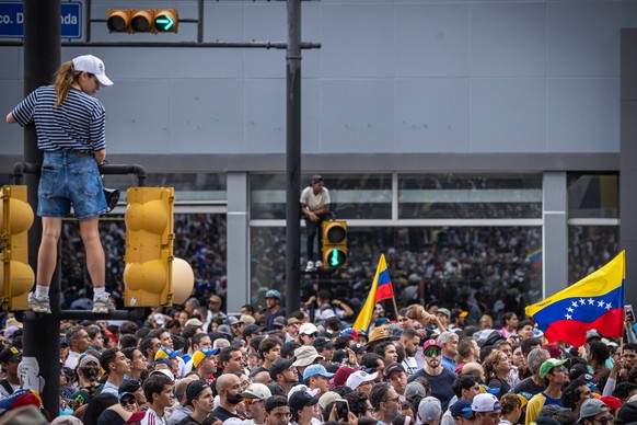 epaselect epa11510535 Citizens attend a demonstration in support of Venezuelan presidential candidate Edmundo Gonzalez Urrutia in Caracas, Venezuela, 30 July 2024. Thousands of Venezuelans gathered in ...