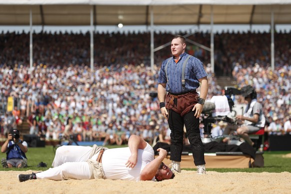 Joel Wicki, rechts, freut sich nach seinem Schwung gegen Jonas Lengacher im 3. Gang am Eidgenoessischen Schwing- und Aelplerfest (ESAF) in Zug, am Samstag, 24. August 2019. (KEYSTONE/Alexandra Wey)