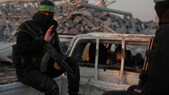 Hamas militants search for the remains of Israeli hostage in Zeitoun neighborhood of Gaza City, Wednesday, Jan. 7, 2026. (AP Photo/Abdel Kareem Hana)
Israel Palestinians Gaza
