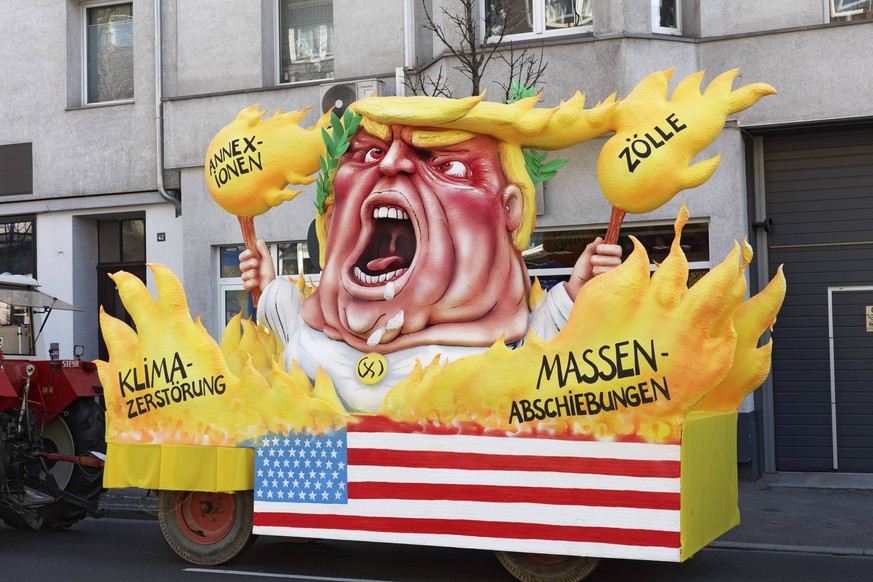 US-Pr�sident Donald Trump setzt die Welt in Brand, Z�lle, Annexionen, Massenentlassungen, Pappmach�-Figur, Mottowagen von Jacques Tilly, Rosenmontagszug 2025, D�sseldorf, Rheinland, Nordrhein-Westfale ...