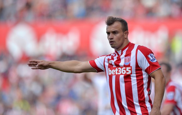 Xherdan Shaqiri gibt nach seinem Heimdebüt für Stoke den Tarif gegen David Degen durch.