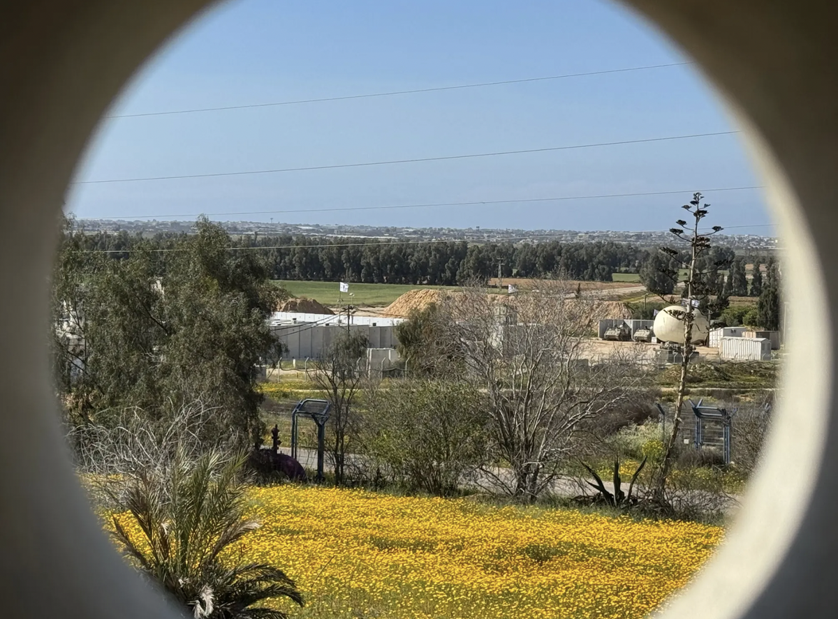 Un poste de l'armée israélienne. En arrière-plan, la bande de Gaza.