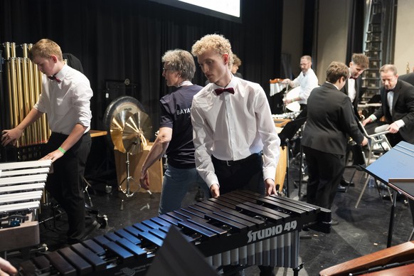 Musikantinnen und Muskanten der Concert Band Oensingen-Kestenholz richten sich vor ihrem Auftritt auf der Buehne im Volkshaus ein, beim Eidgenoessischen Musikfest, am Donnerstag, 14. Mai 2026 in Biel. ...