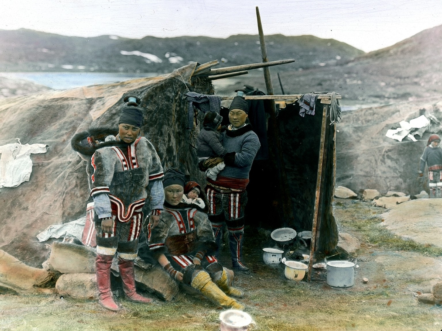 Eine Eskimo*-Familie vor ihrem Zelt auf einer kleinen Insel in Egedesminde (zu Deutsch: Aasiaat), 1909.