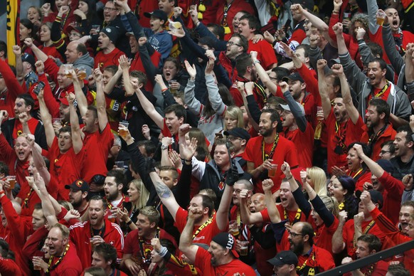 Die Berner Fans jubeln im sechsten Eishockey Playoff-Finalspiel der National League A zwischen dem EV Zug und dem SC Bern, am Montag, 17. April 2017 in der Bossard Arena in Zug. (KEYSTONE/Alexandra We ...