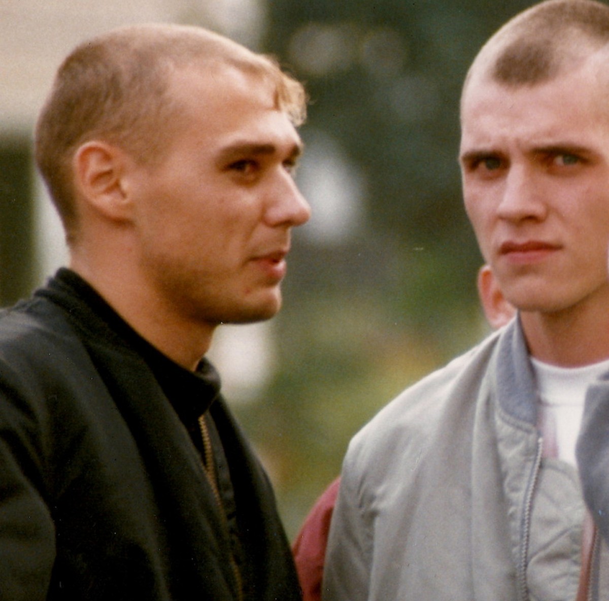 Thueringen/ Achtung Redaktionen! Wiederholung mit Klarnamen. +++ Neonazis um Uwe Mundlos (l.) und Uwe Boehnhardt (M.), aufgenommen im Herbst 1996 in Erfurt im Umfeld eines Prozesses gegen den Holocaus ...