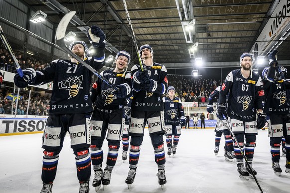 Les neuchatelois Anthony Huguenin,Toms Andersons, Oliver Achermann, Damian Gehringer et Colin Fontana, celebrent leur victoire apres le deuxieme match de barrage promotion-relegation de National Leagu ...