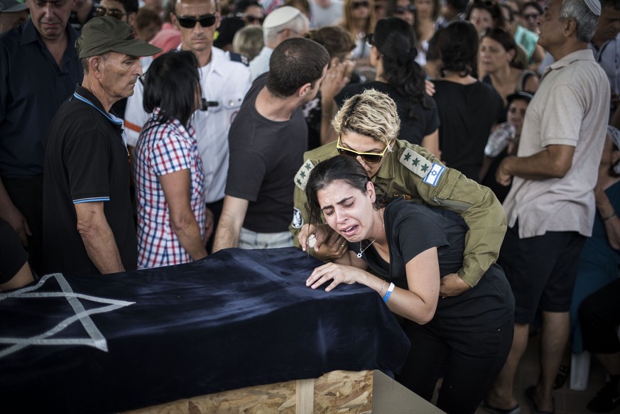 Seine Mutter weint bei der Beerdigung von Daniel Tregerman. Der Vierjährige ist das erste israelische Opfer nach dem Ende der Waffenruhe. Der Bub konnte nicht früh genug Schutz finden.