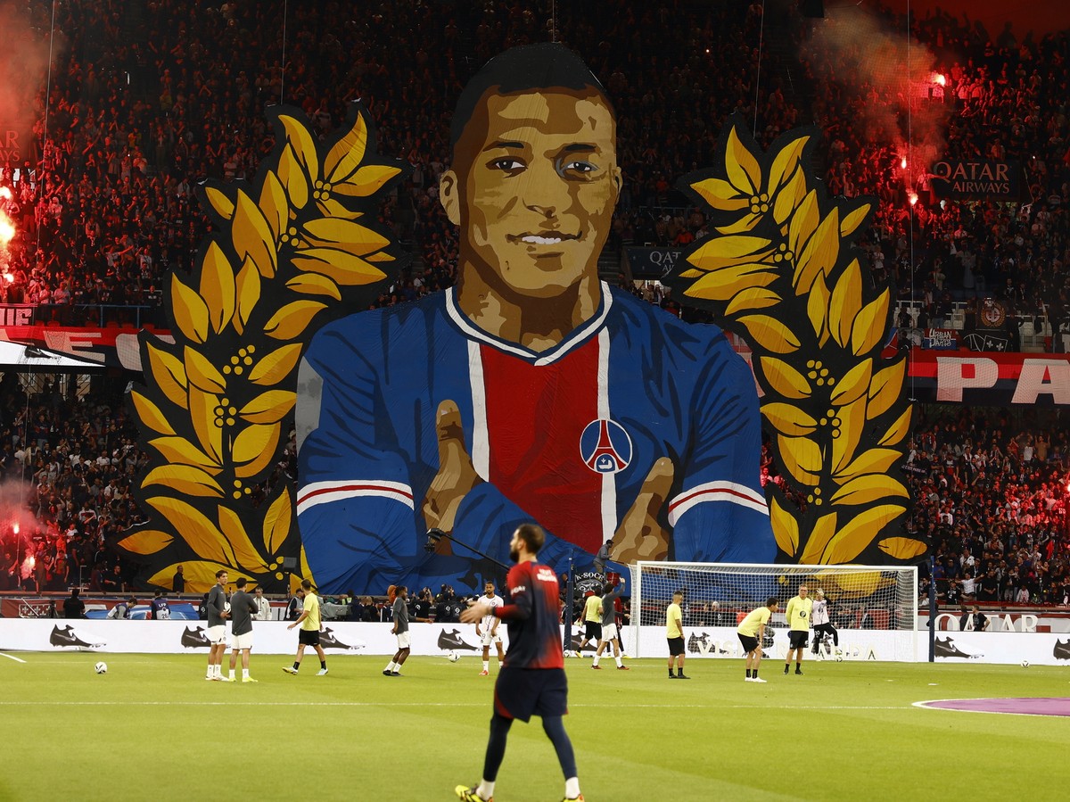 epa11336103 PSG fans display a tifo with a picture of Kylian Mbappe prior to the French Ligue 1 soccer match between Paris Saint-Germain (PSG) and Toulouse (TFC) in Paris, France, 12 May 2024. EPA/MOH ...