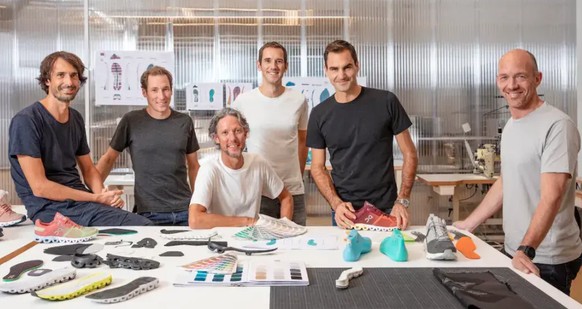 Roger Federer mit den Chefs und Entwicklern der Sportschuhe On.