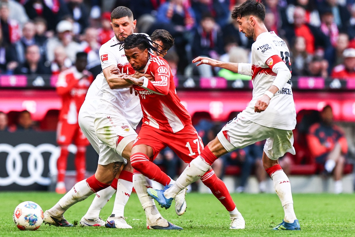 epa12900833 Michael Olise (C) of Munich in action during the German Bundesliga soccer match between FC Bayern Munich and VfB Stuttgart, in Munich, Germany, 19 April 2026. EPA/ANNA SZILAGYI CONDITIONS  ...