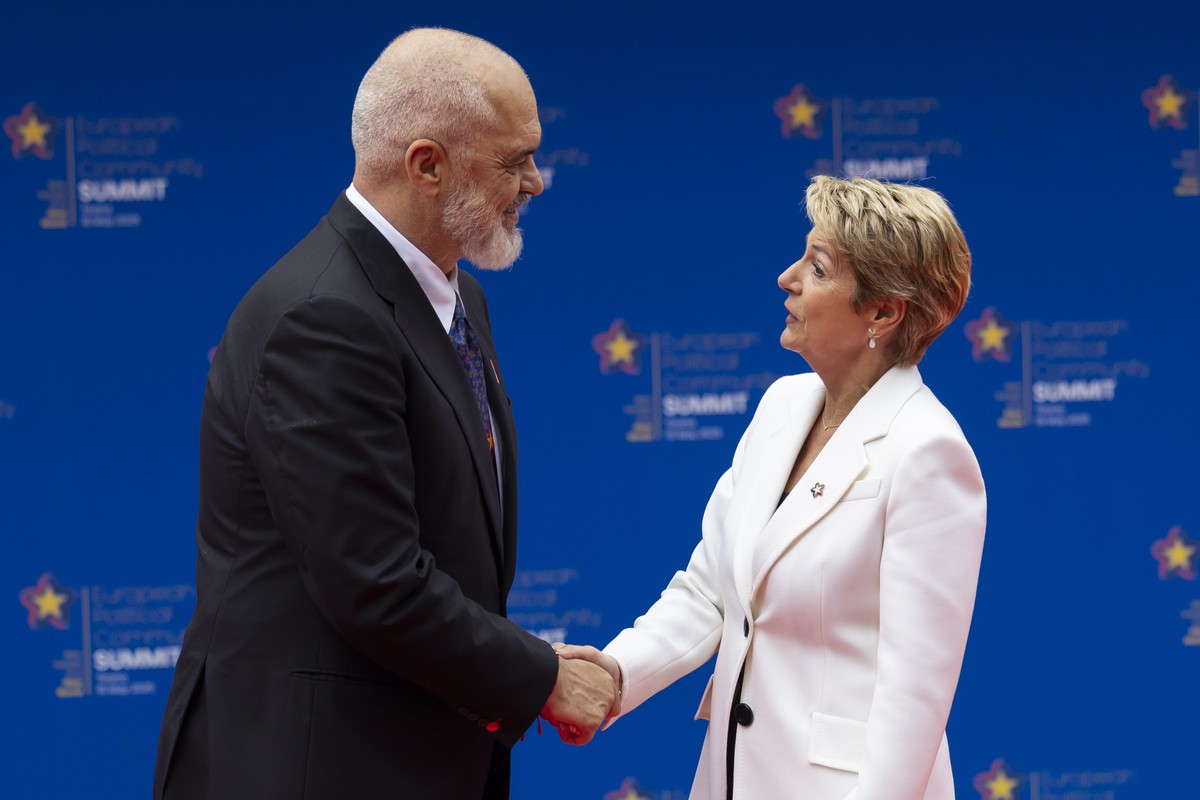 Albania's Prime Minister Edi Rama, left, welcomes Swiss Federal President Karin Keller-Sutter at the 6th European Political Community (EPC) Summit in Tirana, Albania, Friday, May 16, 2025. (KEYST ...