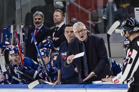 Zuerichs Trainer Marc Crawford im zweiten Eishockey Playoff Halbfinalspiel der National League zwischen den ZSC Lions und dem EHC Biel am Samstag, 1. April 2023 in der Swiss Life Arena in Zuerich. (KE ...