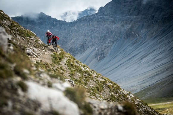 Der Herbst zeigt sich in den Bergen aktuell von seiner schoensten Seite. In Arosa Lenzerheide locken neben den neu eroeffneten Trails am Rothorn und Hoernli rund 500 km ausgeschilderte Bike Touren und ...